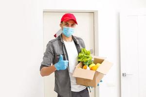 Comida Entrega homem dentro protetora mascarar foto