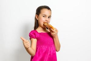 feliz pequeno menina com pizza branco fundo foto