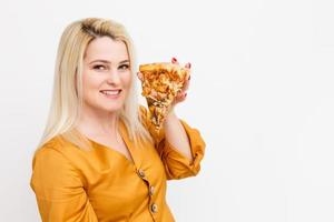 feliz jovem mulher comendo fatia do quente pizza, isolado em branco foto