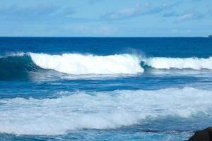 ampla ondas falhando contra a pedras dentro a oceano foto