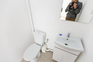 pequeno banheiro dentro uma pequeno escritório foto