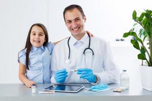 médico e pequeno menina paciente dentro a clínica, consulta foto