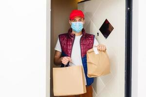 Comida Entrega homem vestindo médico mascarar. corona vírus conceito foto