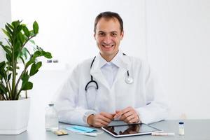 jovem masculino médico com tábua dentro escritório foto