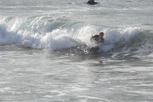 surfistas equitação pequeno oceano ondas foto