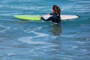 jovem atletas praticando a água esporte do surfar foto