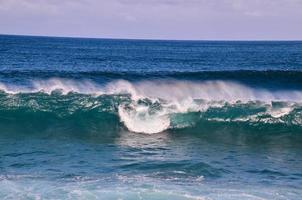 ondas dentro a oceano foto