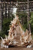área para cerimônia de casamento com flores secas em um prado em uma floresta de pinheiros foto