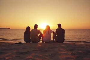 grupo do cinco feliz pessoas senta em fundo do esvaziar pôr do sol de praia. viagem ou mar Férias conceito foto