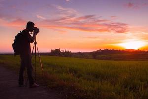 lindo manhã Visão Indonésia. panorama panorama arroz Campos com beleza cor e céu natural luz foto