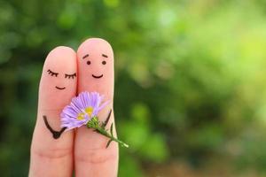 dedos arte do feliz casal. homem é dando flores para mulher. foto