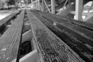 fechar acima madeira estádio assentos dentro Preto e branco tom. foto