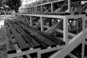fechar acima madeira estádio assentos dentro Preto e branco tom. foto