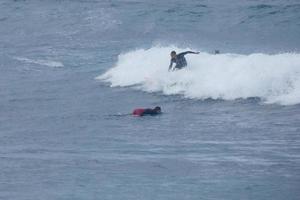 surfistas equitação pequeno oceano ondas foto