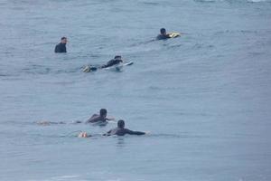 surfar escola em a oceano de praia foto