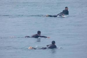 surfar escola em a oceano de praia foto