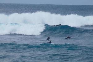 jovem atletas praticando a água esporte do surfar foto