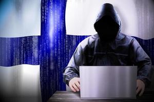 anônimo encapuzado hacker e bandeira do Finlândia, binário código - cyber ataque conceito foto