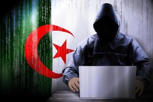 anônimo encapuzado hacker e bandeira do Argélia, binário código - cyber ataque conceito foto