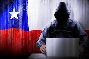 anônimo encapuzado hacker e bandeira do Chile, binário código - cyber ataque conceito foto