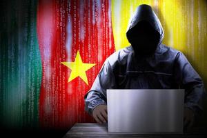 anônimo encapuzado hacker e bandeira do Camarões, binário código - cyber ataque conceito foto