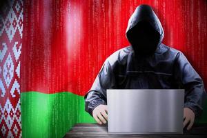 anônimo encapuzado hacker e bandeira do bielorrússia, binário código - cyber ataque conceito foto