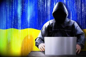 anônimo encapuzado hacker e bandeira do Ucrânia, binário código - cyber ataque conceito foto