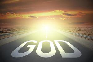 Deus palavra em uma estrada e pôr do sol céu - religião conceito foto