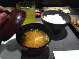 japonês Comida conjunto com missô sopa , verde chá e arroz com pauzinho foto