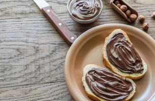 fatias de baguete com creme de chocolate foto