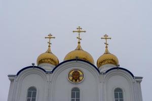 Catedral da Santíssima Trindade com céu branco nevado em Petropavlovsk-Kamchatsky, Rússia foto