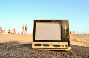 televisão dentro a areia foto