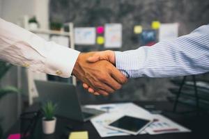 negociação bem-sucedida e conceito de aperto de mão, dois empresários apertam as mãos foto