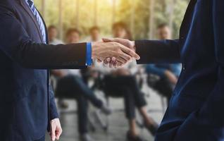 empresários dando um aperto de mão após negociação e acordo bem-sucedidos