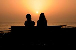 pessoas desfrutando a pôr do sol foto