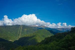 paisagem montanhosa com floresta verde e céu azul nublado em sochi, na Rússia foto