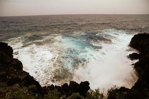 ondas dentro a oceano foto