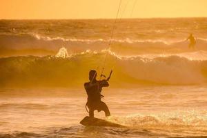 kitesurfer às pôr do sol foto