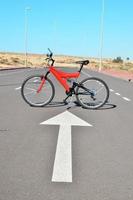 vermelho montanha bicicleta foto