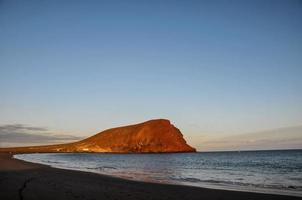 pôr do sol sobre o mar foto