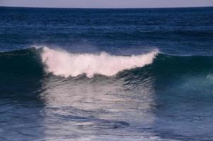 ondas dentro a oceano foto