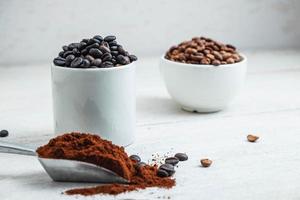 grãos de café escuros e médios foto