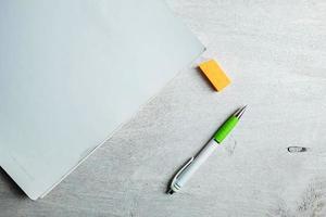 caneta e papel adesivo com pasta foto