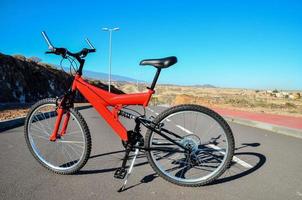 vermelho montanha bicicleta foto