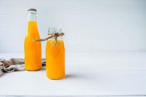 garrafas de suco de laranja