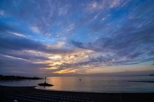 pôr do sol sobre o mar foto