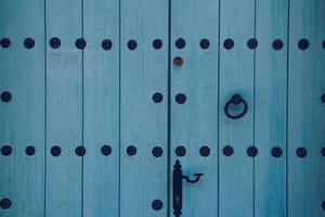 porta da frente de madeira azul de uma casa foto