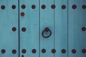 porta da frente de madeira azul de uma casa foto