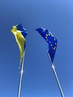 acenou ucraniano e europeu União bandeiras em mastros de bandeira foto