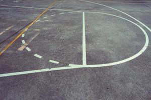 quadra de basquete de rua de linhas e marcas foto